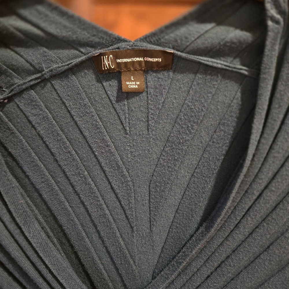 Deep V-neck cropped sweater - Picture 2 of 3